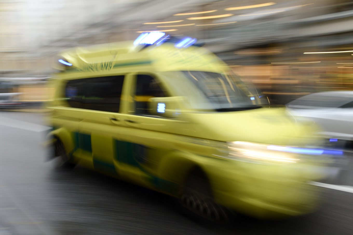 En kvinna i 90-årsåldern har förts till sjukhus i ambulans efter att ha blivit påkörd av en personbil i Malmö. Arkivbild. Foto: Bertil Enevåg Ericson/TT
