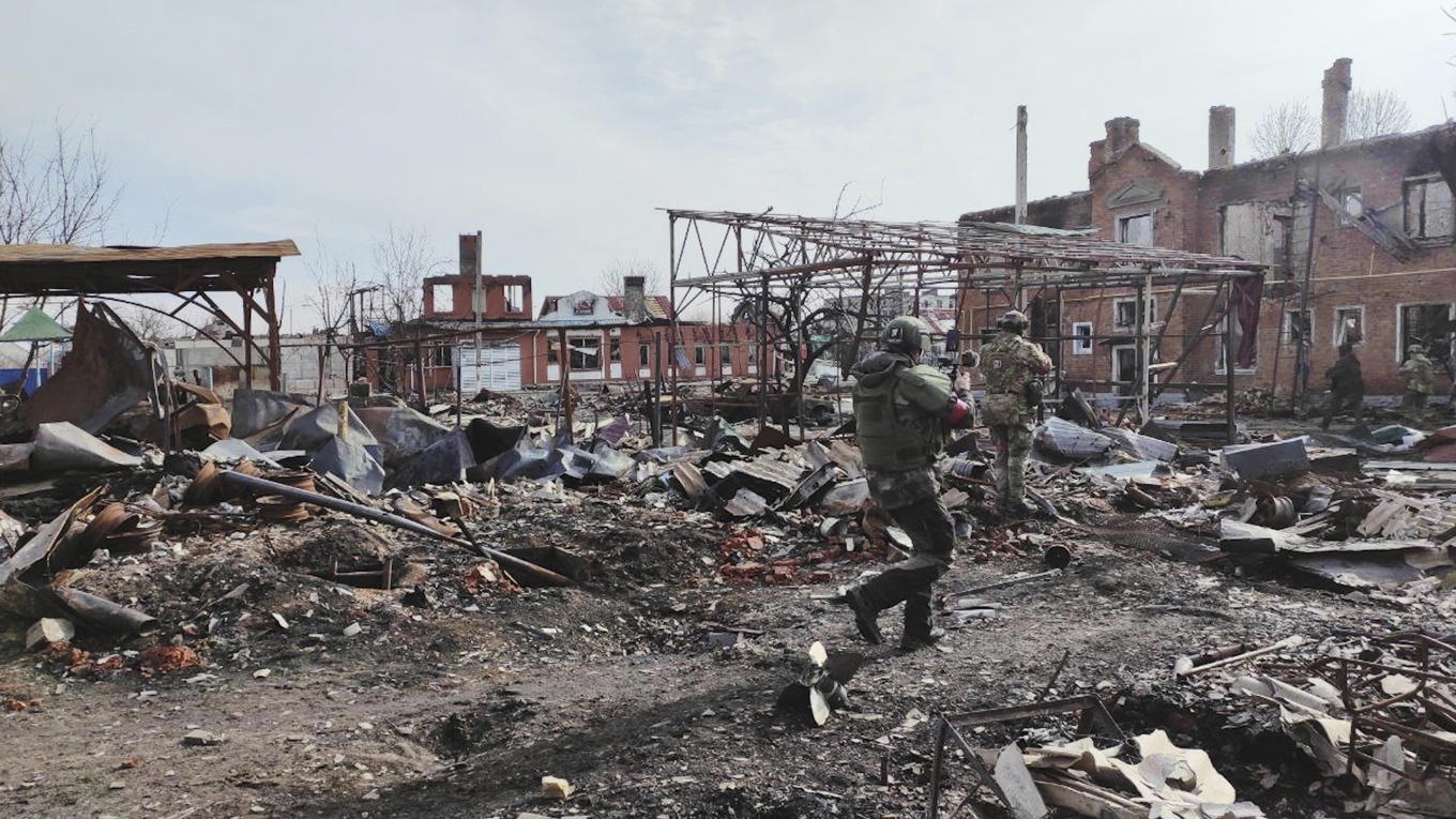 En bild distribuerad av Rysslands försvarsdepartement från Sudzja. Ryssland sade sig ha tagit kontroll över orten i torsdags. Foto: Rysslands försvarsdepartement via AP/TT