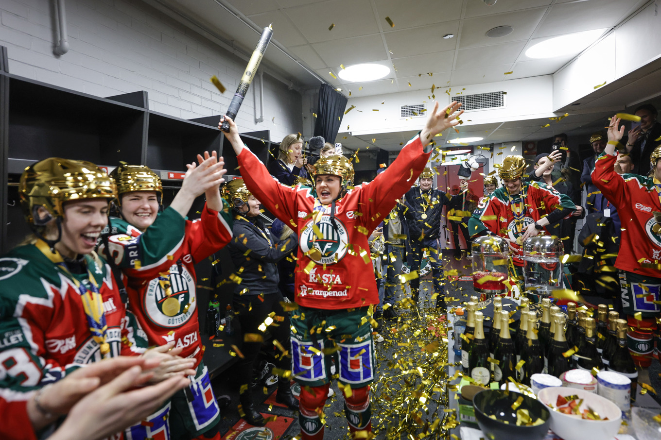 Frölunda tog sitt första SM-guld på söndagen – och firade vilt i omklädningsrummet. Foto: Adam Ihse/TT