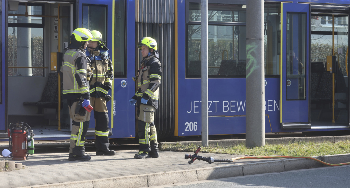 Brandmän vid spårvagnen där attacken skedde på söndagen. Foto: Bodo Schackow/dpa via AP/TT