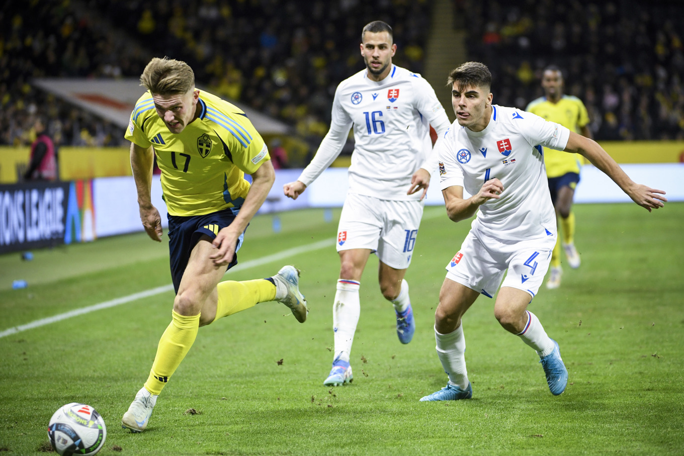 Det kritiserade gräset på Strawberry arena byts ut mot hybridgräs i ett test. Här Viktor Gyökeres i matchen mot Slovakien i höstas. Arkivbild Foto: Jakob Åkersten Brodén/TT
