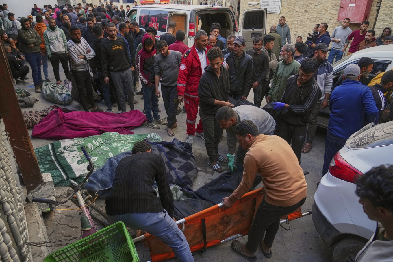 Kvarlevor efter människor som dödats i Israels flygräder mot Gazaremsan förs till ett sjukhusområde i Gaza stad. Foto: Jehad Alshrafi/AP/TT
