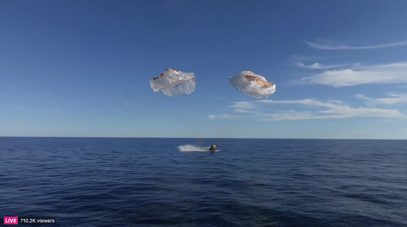 Ögonblicket när Space X-kapseln landade utanför Floridas kust. Foto: SpaceX/AP/TT