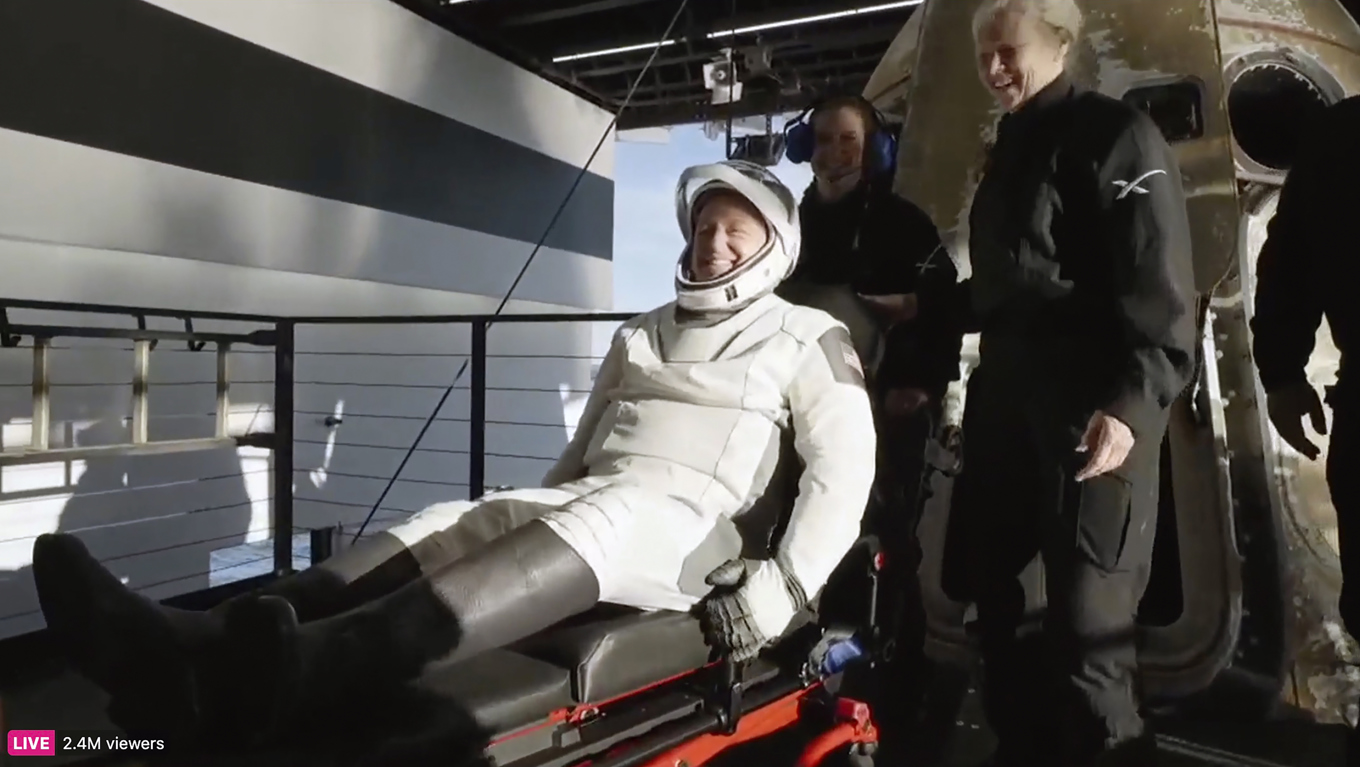 Butch Wilmore får hjälp ut ur Space X-kapseln och rullar iväg. Nu behöver han lära sig att gå igen. Foto: Space|X AP/TT