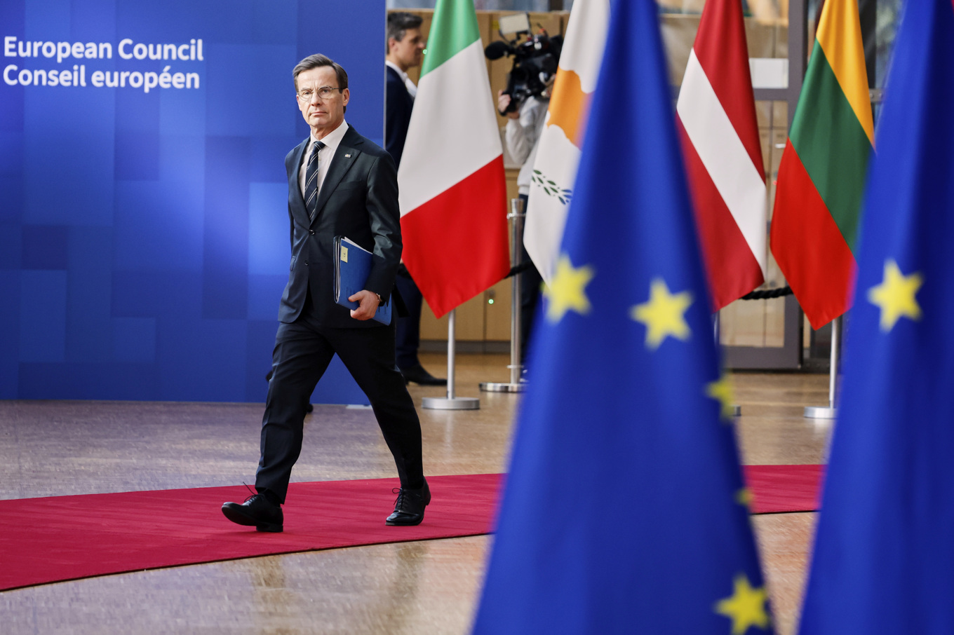 Statsminister Ulf Kristersson hukar bakom EU och andra länder, menar krönikören.. Foto: Geert Vanden Wijngaert/AP/TT