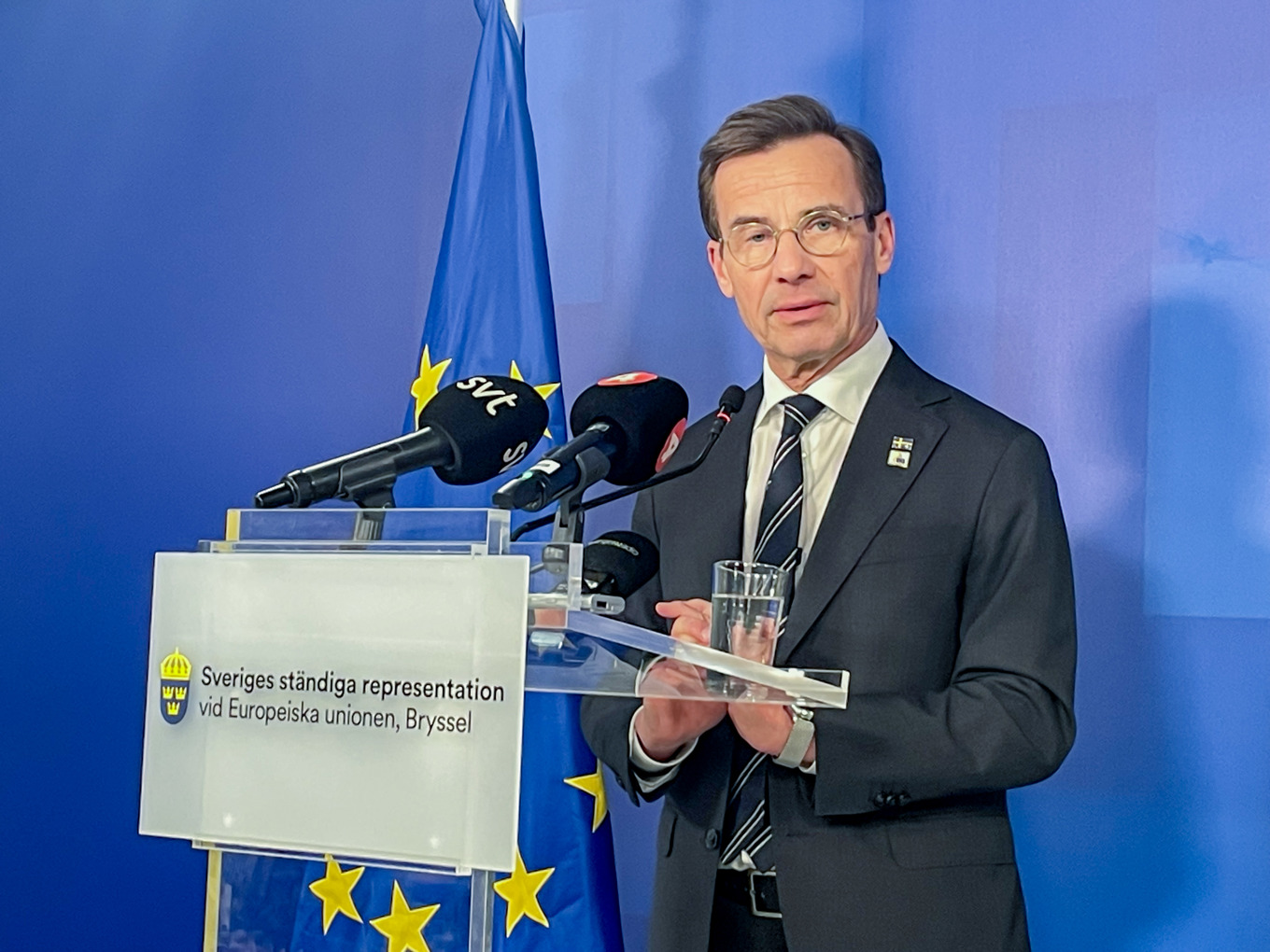 Statsminister Ulf Kristersson (M) träffar svenska journalister i samband med EU-toppmötet i Bryssel. Foto: Wiktor Nummelin/TT