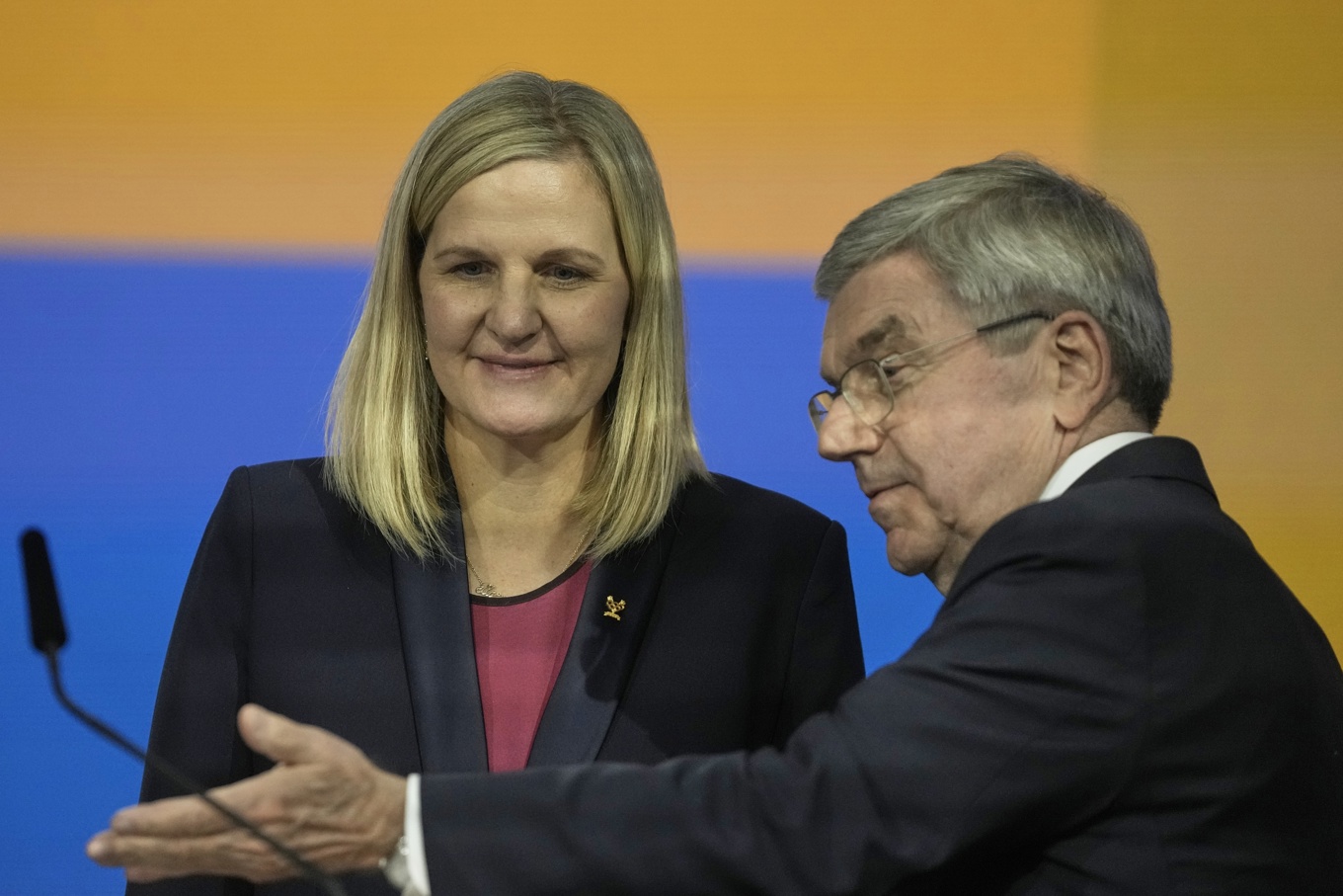 Nye IOK-ordföranden Kirsty Coventry tillsammans med avgående Thomas Bach efter ordförandevalet. Foto: Thanassis Stavrakis/AP/TT