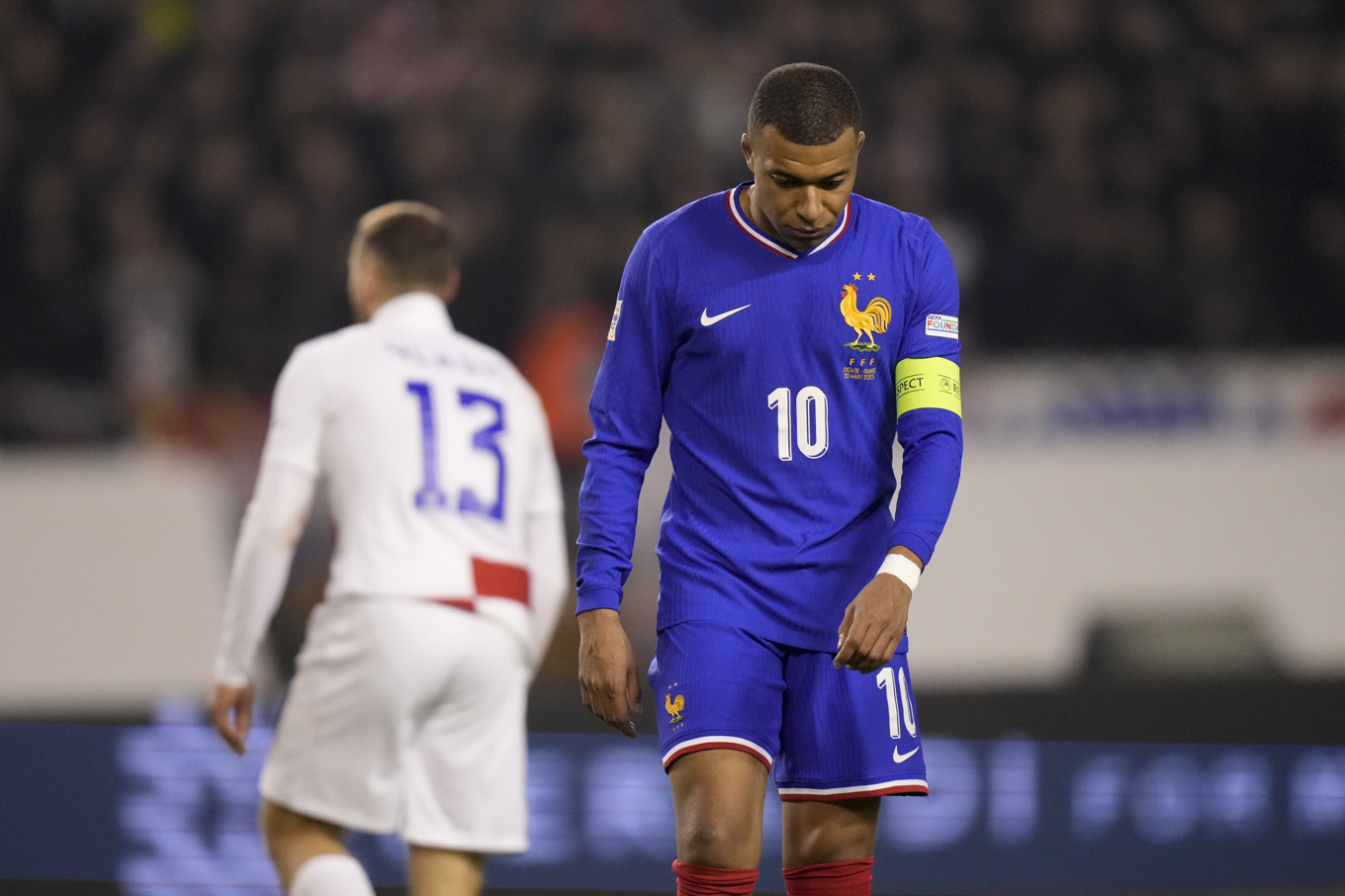Frankrikes Kylian Mbappé deppar efter 0–2 borta mot Kroatien i den första kvartsfinalmatchen av Nations League. Foto: Darko Bandic/AP/TT