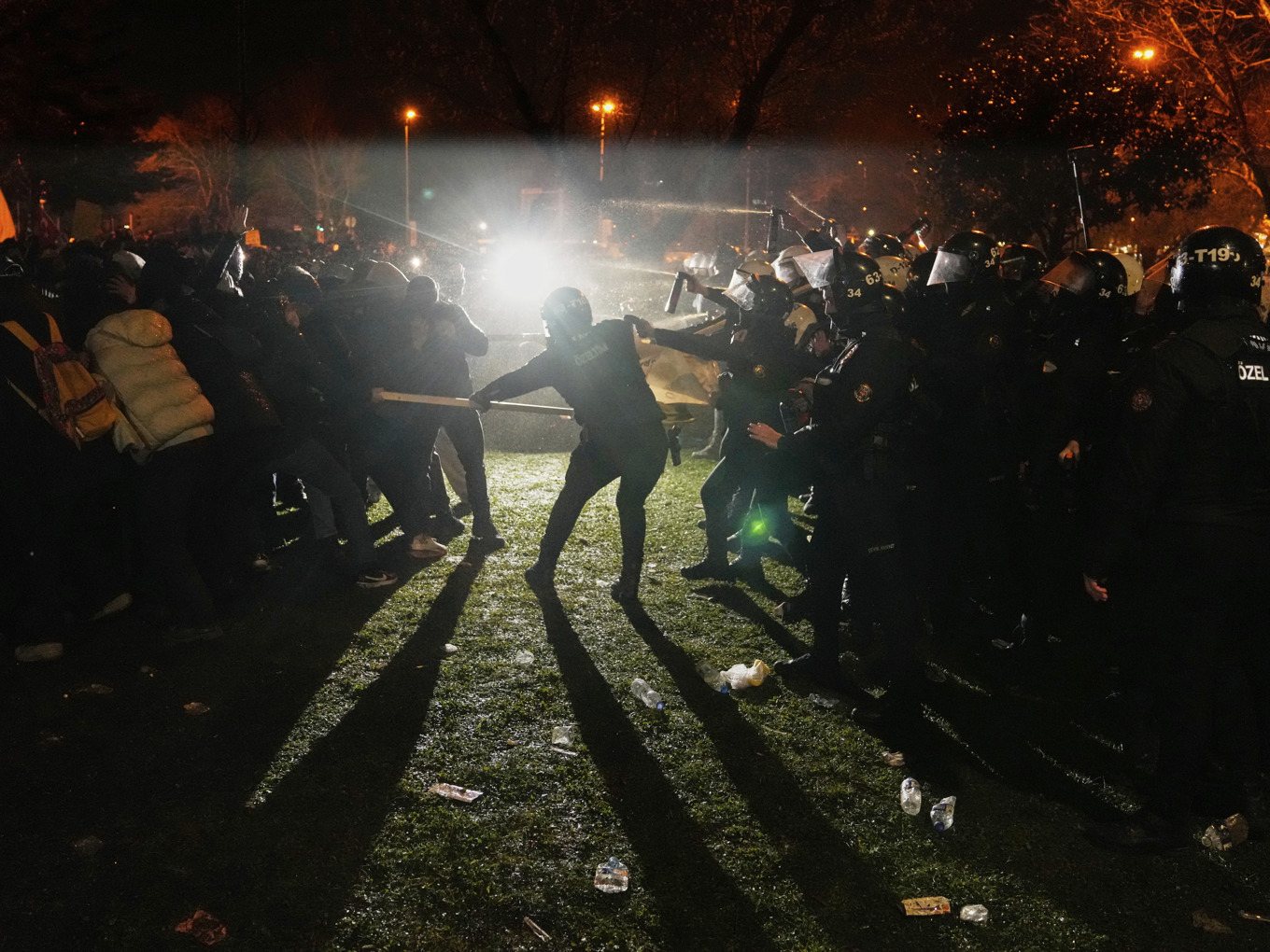 Kravallutrustad polis använder tårgas mot demonstranter i Istanbul. Foto: Khalil Hamra/AP/TT
