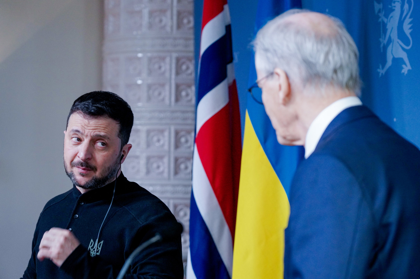 Ukrainas president Volodymyr Zelenskyj tackar statsminister Jonas Gahr Støre för omfattande norskt stöd. Foto: Ole Berg-Rusten/AP/TT