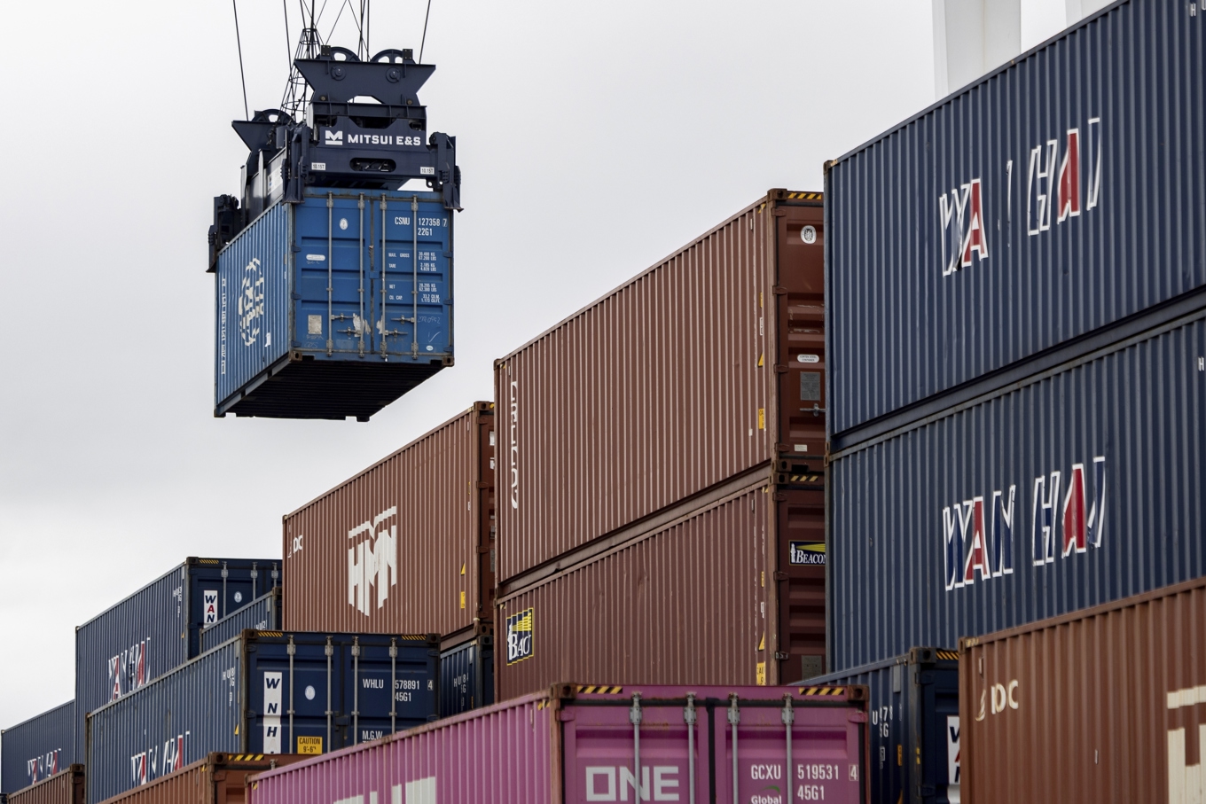 Containerlyft i Los Angeles hamn. Arkivbild Foto: Etienne Laurent AP/TT