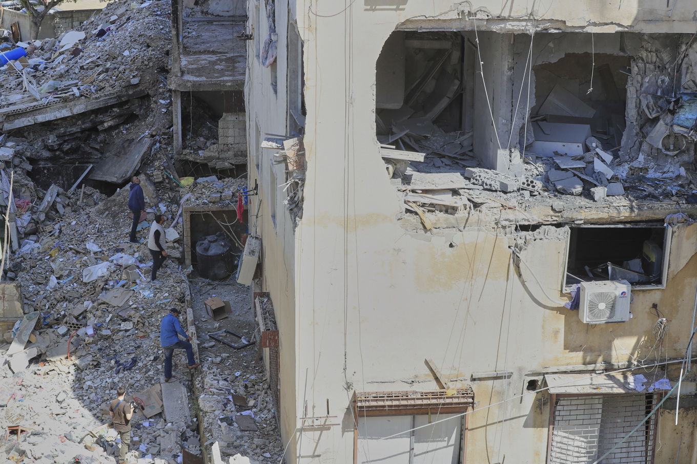 Ett bostadshus förstördes i Tyre i Libanon i gårdagens israeliska attacker. Foto: Mohammad Zaatari/AP/TT