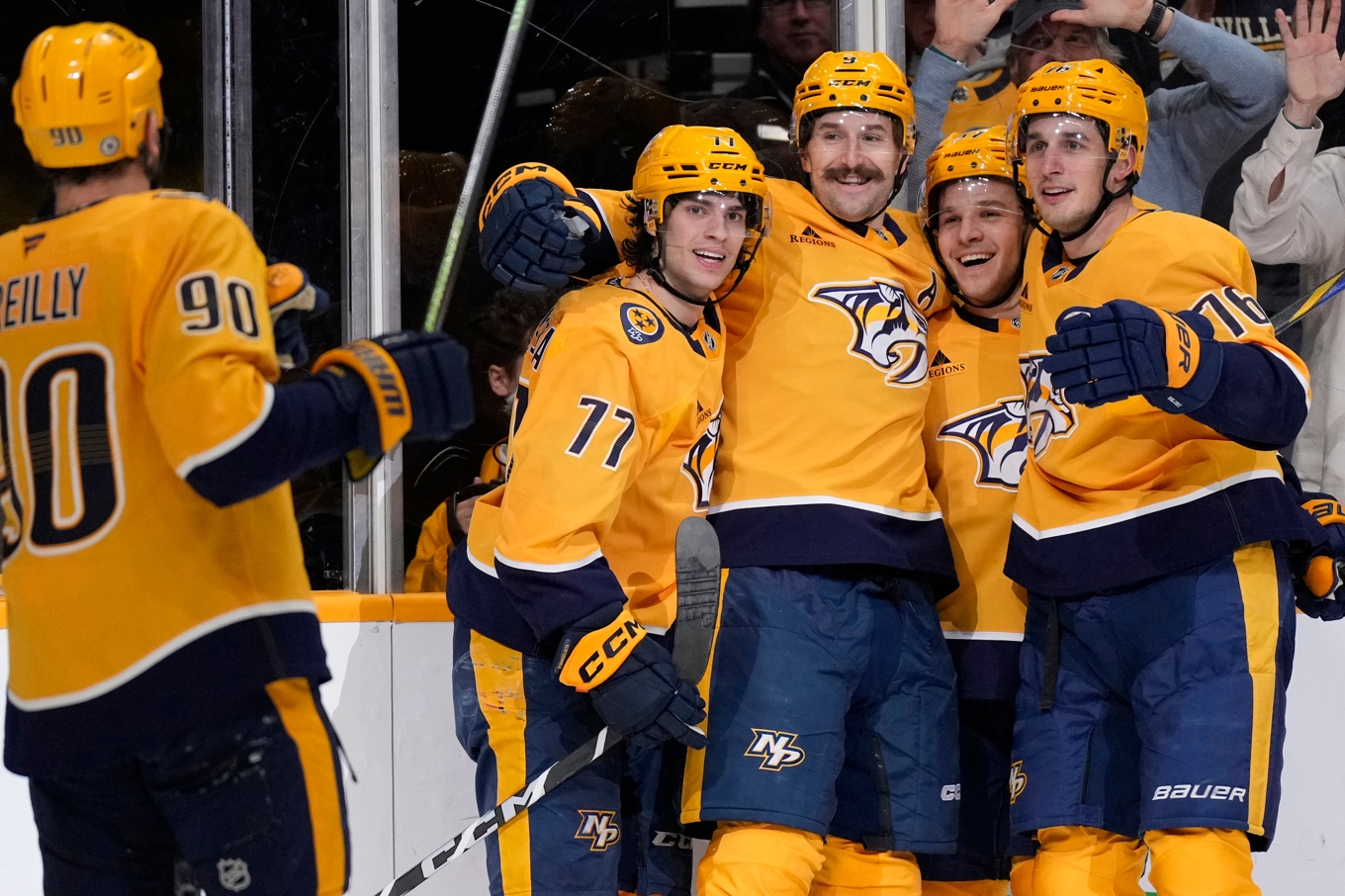 Nashvilles Filip Forsberg, i mitten, firar ett av sina mål med lagkamraterna. Foto: George Walker IV/AP/TT