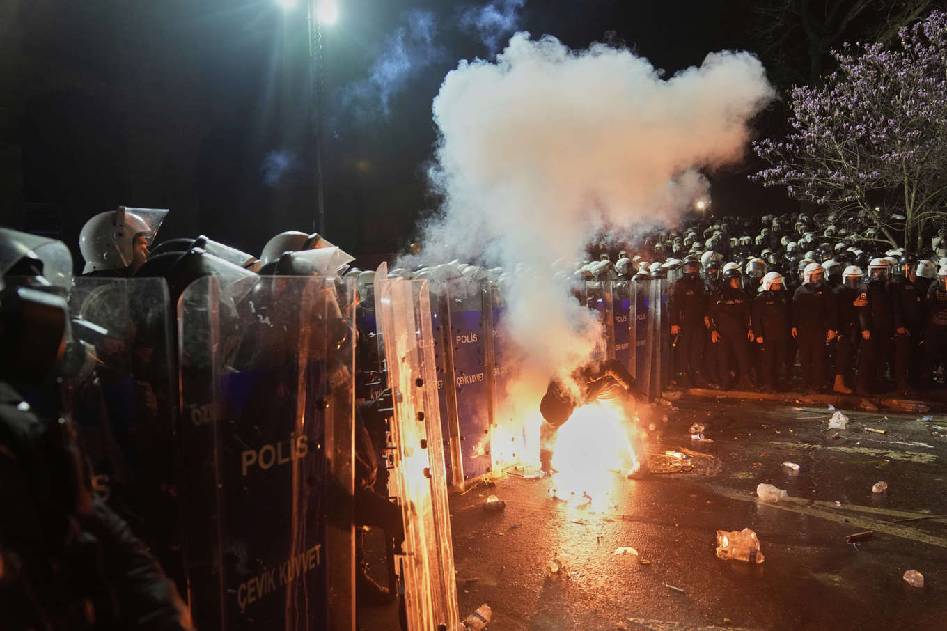 Protester i Istanbul under lördagen. Foto: Khalil Hamra/AP/TT