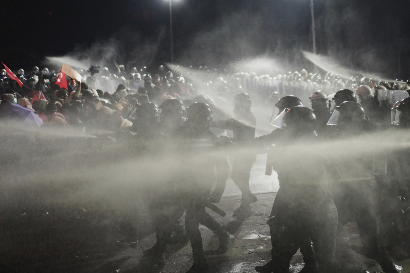 Kravallutrustad polis använder pepparsprej mot demonstranter i Istanbul på söndagskvällen. Foto: Francisco Seco/AP/TT