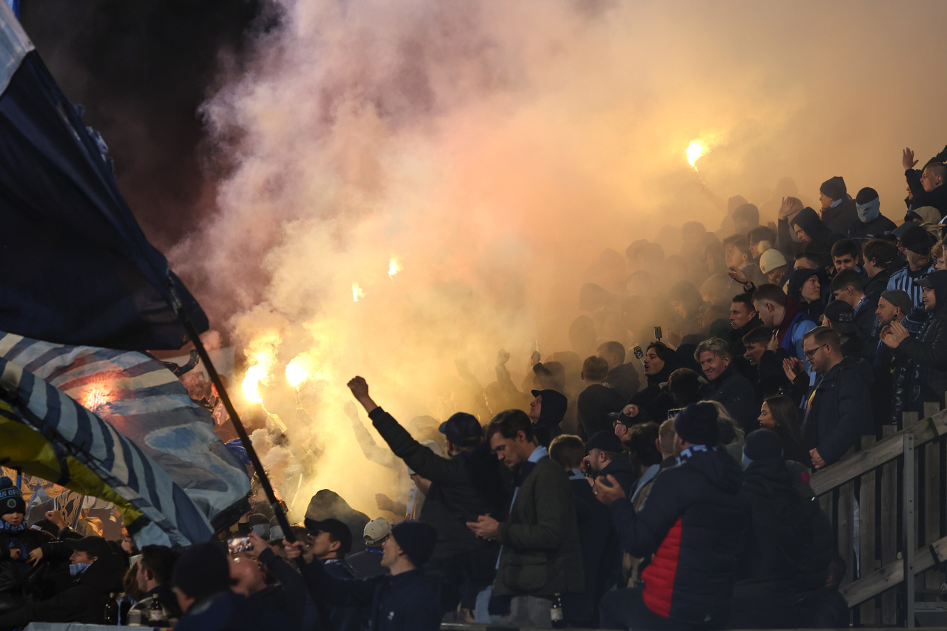 Bengalbränning av Djurgårdens supportrar på Halmstads hemmaarena Örjans vall under fjolårets allsvenska säsong. Foto: Anders Bjurö/TT