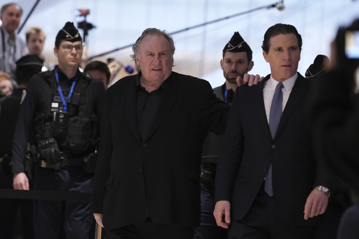 Skådespelaren Gérard Depardieu anklagas för sexuella övergrepp på flera kvinnor. Här anländer han till domstolen. Foto: Aurelien Morissard/AP/TT