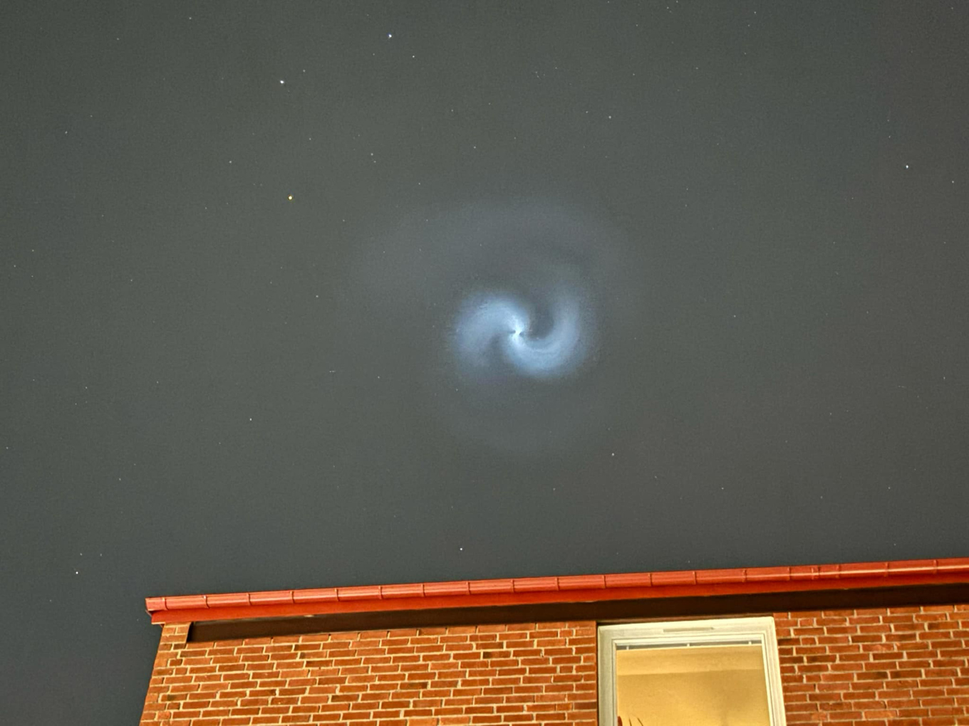 Ljusfenomenet syntes på kvällshimlen på måndagskvällen. Bilden är tagen i Farsta i södra Stockholm. Foto: Jens Thörnevall