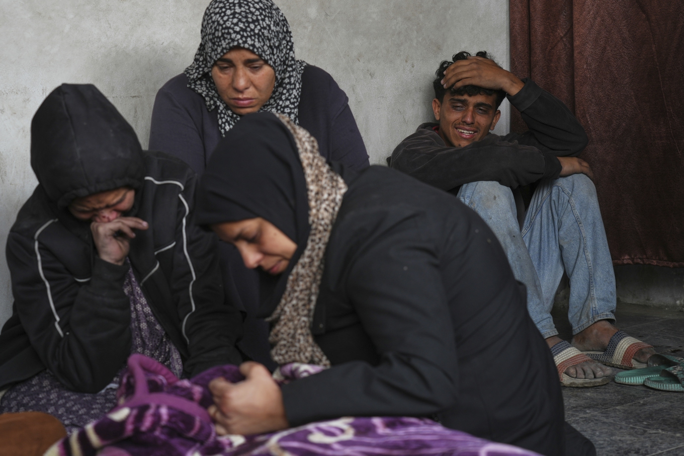 En eller flera personer i familjen Abu Aker dödades i Israels anfall och ska begravas. Här tar sörjande anhöriga farväl på måndagsmorgonen. Foto: Jehad Alshrafi/AP/TT