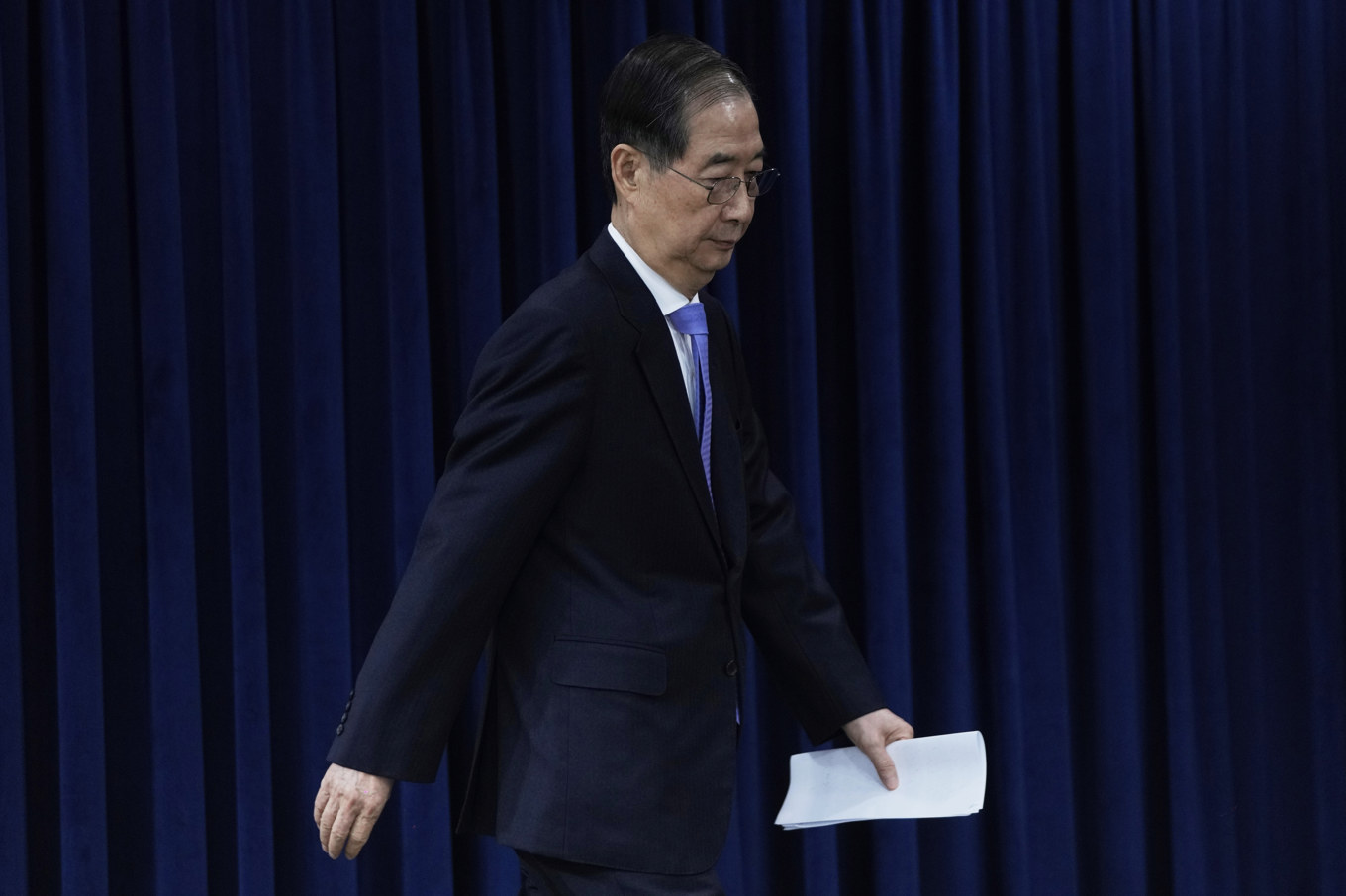 Han Duck-Soo i regeringsbyggnaden i Seoul på måndagen. Foto: Ahn Young-Joon/AP/TT