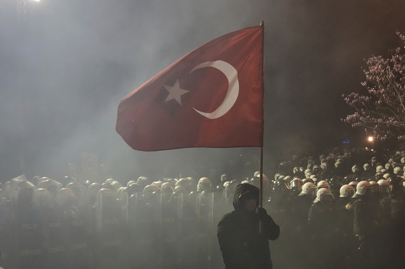 Hundratusentals demonstranter har gått ut på gatorna för att demonstrera. Foto: Khalil Hamra/AP/TT
