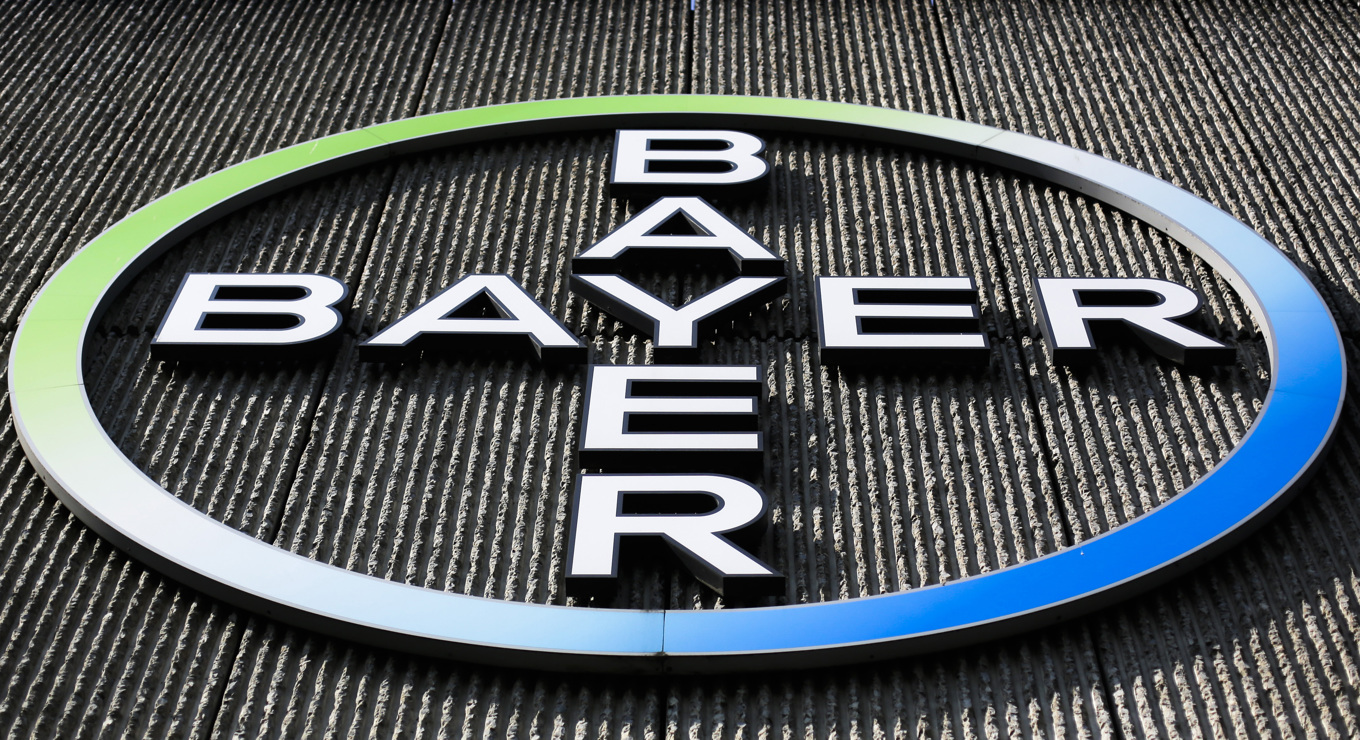 Aktiekursen i tyska kemikoncernen Bayer föll sedan en domstol i USA beslutat att företaget ska betala stora skadestånd kopplade till bekämpningsmedlet Roundup. Arkivbild. Foto: Markus Schreiber/AP/TT