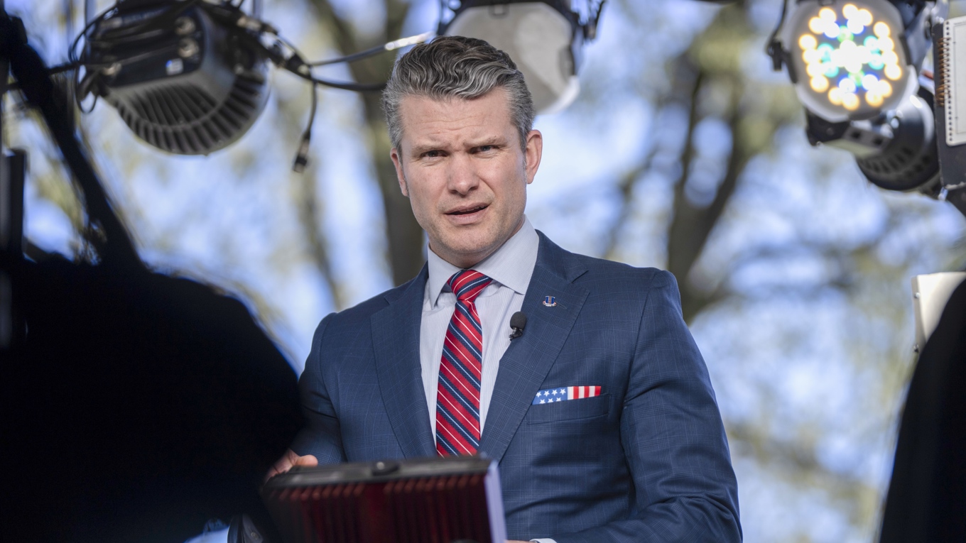 Försvarsminister Pete Hegseth har nyligen inlett ett arbete för att komma åt läckor av känsliga uppgifter. Arkivbild. Foto: Mark Schiefelbein/AP/TT