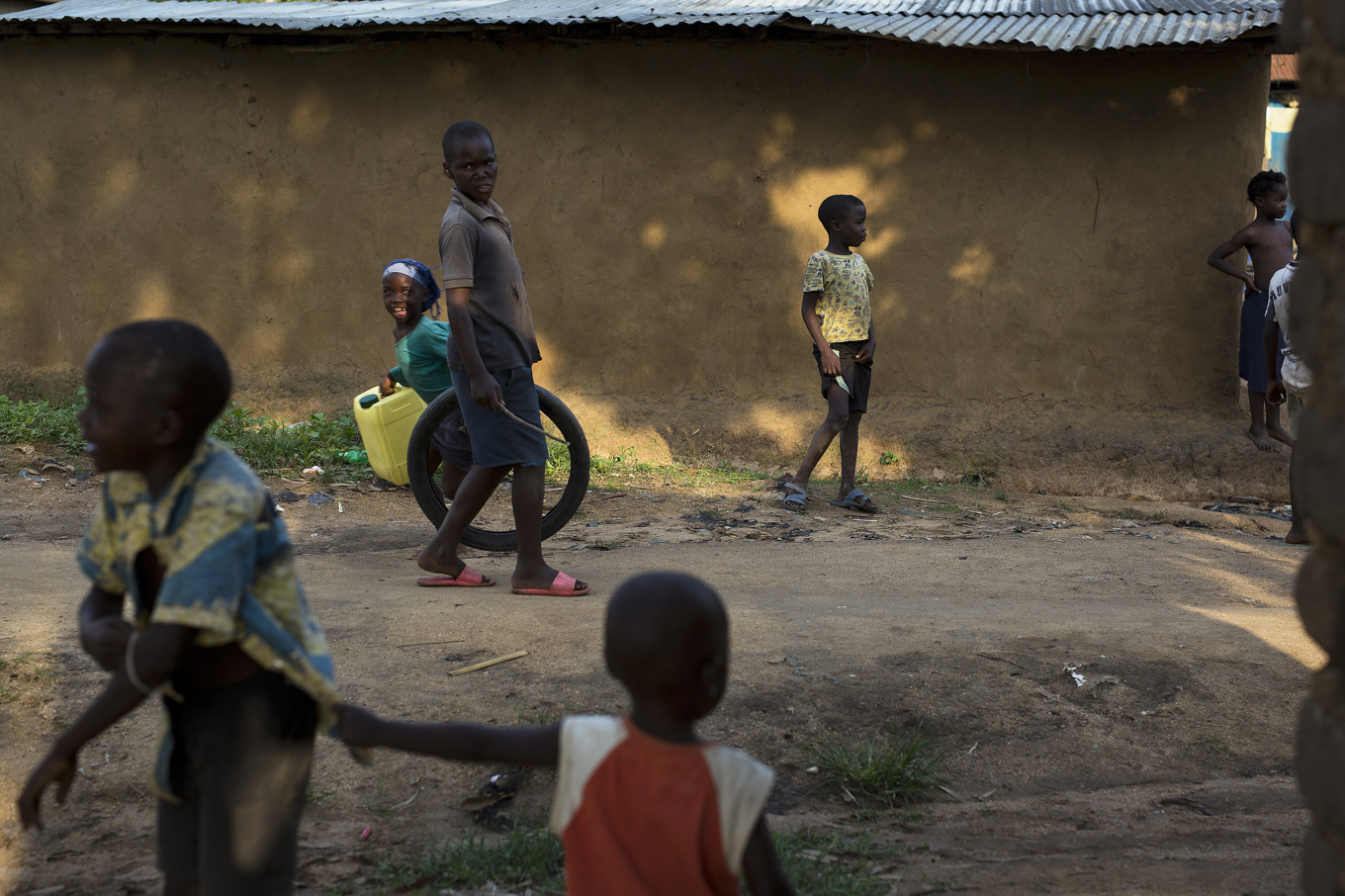 Barn leker i den kongolesiska provinsen Ituris huvudstad Bunia 2016. Foto: Jerome Delay/AP/TT