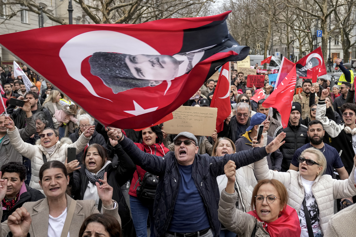 Gripandet av Ekrem Imamoglu väcker vrede på många håll i Europa och världen. Här demonstration i Berlin i söndags. Mannen på flaggan är Kemal Atatürk, grundare av CHP och sedd som Turkiets landsfader. Foto: Ebrahim Noroozi/AP/TT