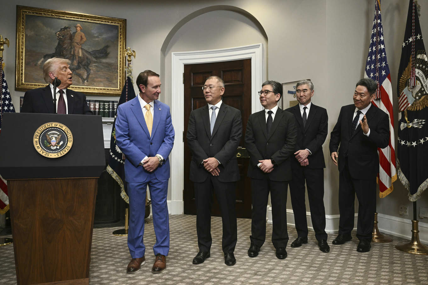 USA:s president Donald Trump, vänster, tillsammans med Louisianas guvernör Jeff Landry och företrädare för Hyundai i Vita huset på måndagen. Foto: AP/TT