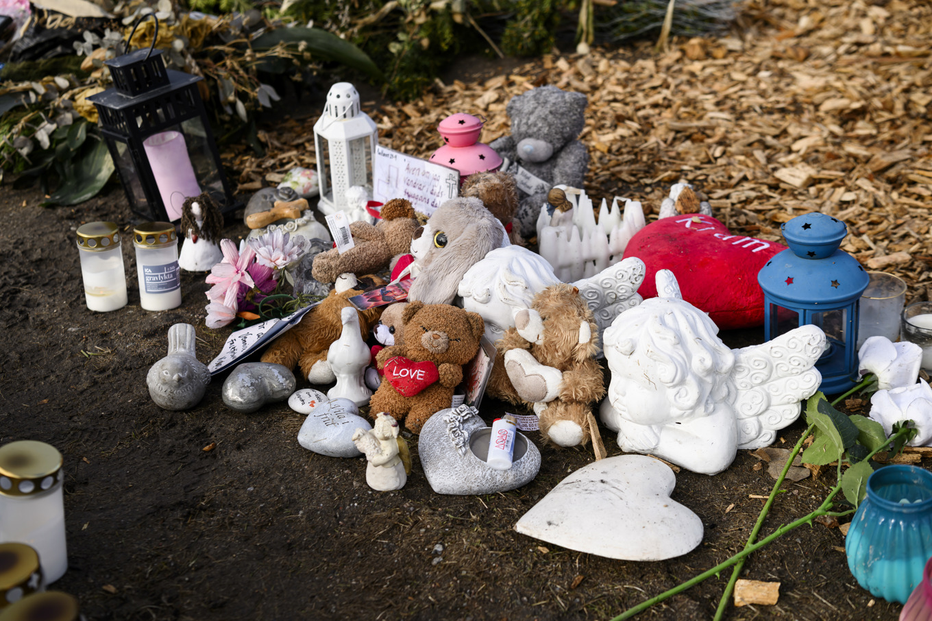 Ljus och blommor vid minnesplatsen utanför Risbergska skolan i Örebro i februari. Foto: Oscar Olsson/TT