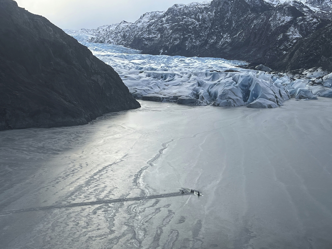 Det lilla flygplanet kraschade och sjönk delvis i Tustumena lake vid foten av en glaciär i Alaska på måndagen. Foto: Alaskas nationalgarde via AP/TT