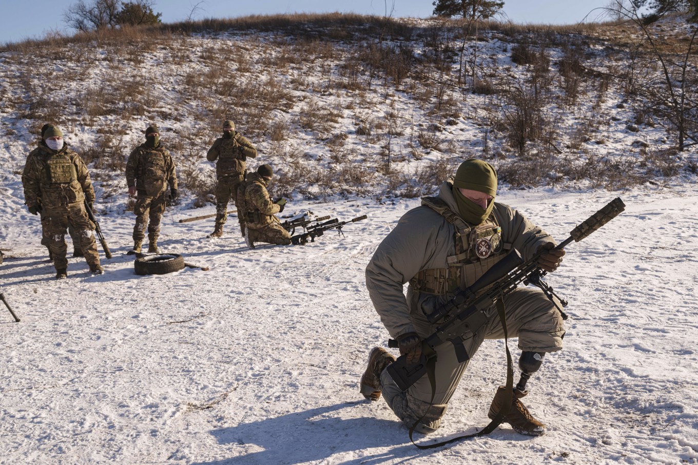En ukrainsk prickskytt - som förlorat sitt ena ben i kriget - under övning utanför Kiev i februari. Arkivfoto. Foto: Evgeniy Maloletka/AP/TT