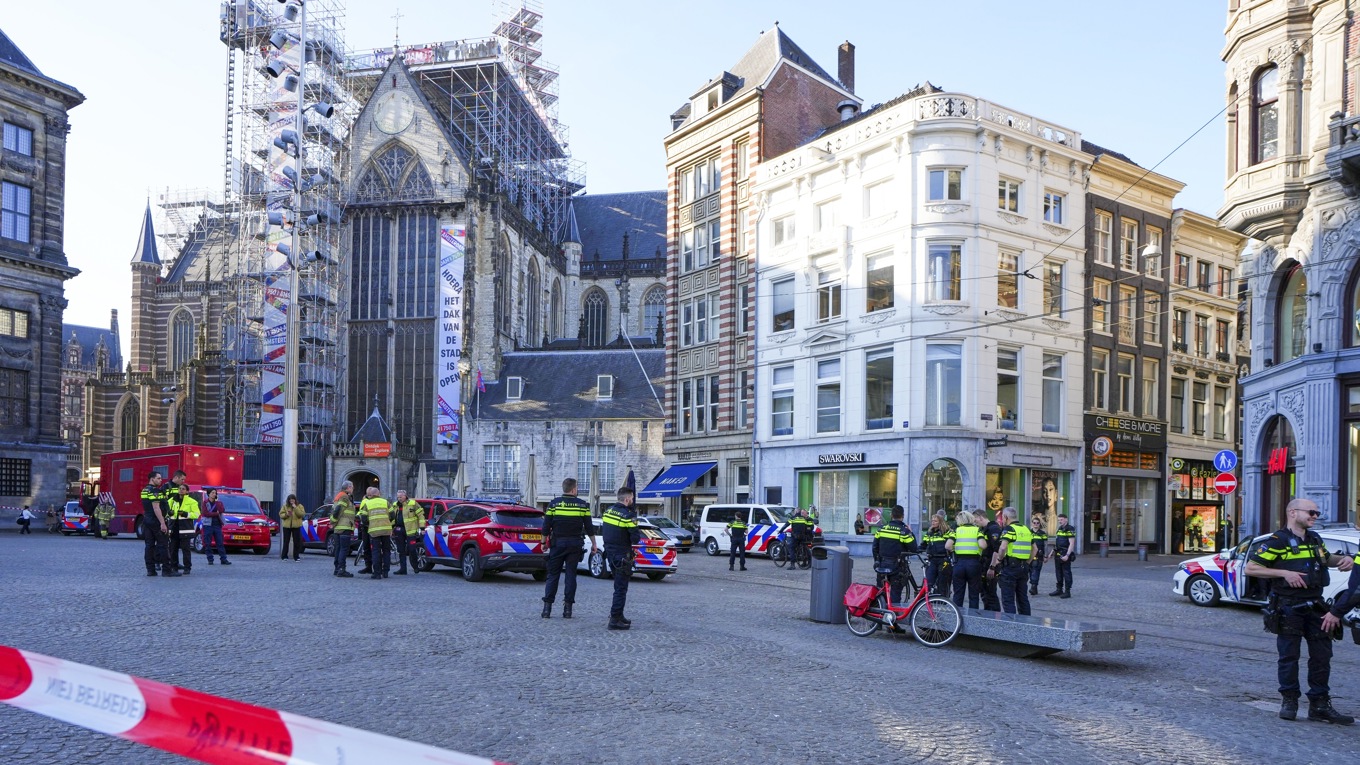 Polis på torget De Dam i Amsterdam där knivattacken ägde rum. Foto: Peter Dejong/AP/TT