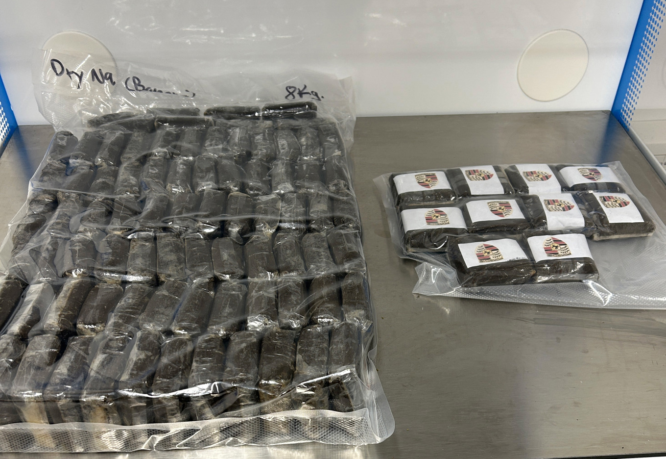 Den här försändelsen skickades till Sverige från Slovakien. Det rör sig om 8,8 kilo cannabisharts spetsad med den nya syntetiska drogen. Foto: Tullverket