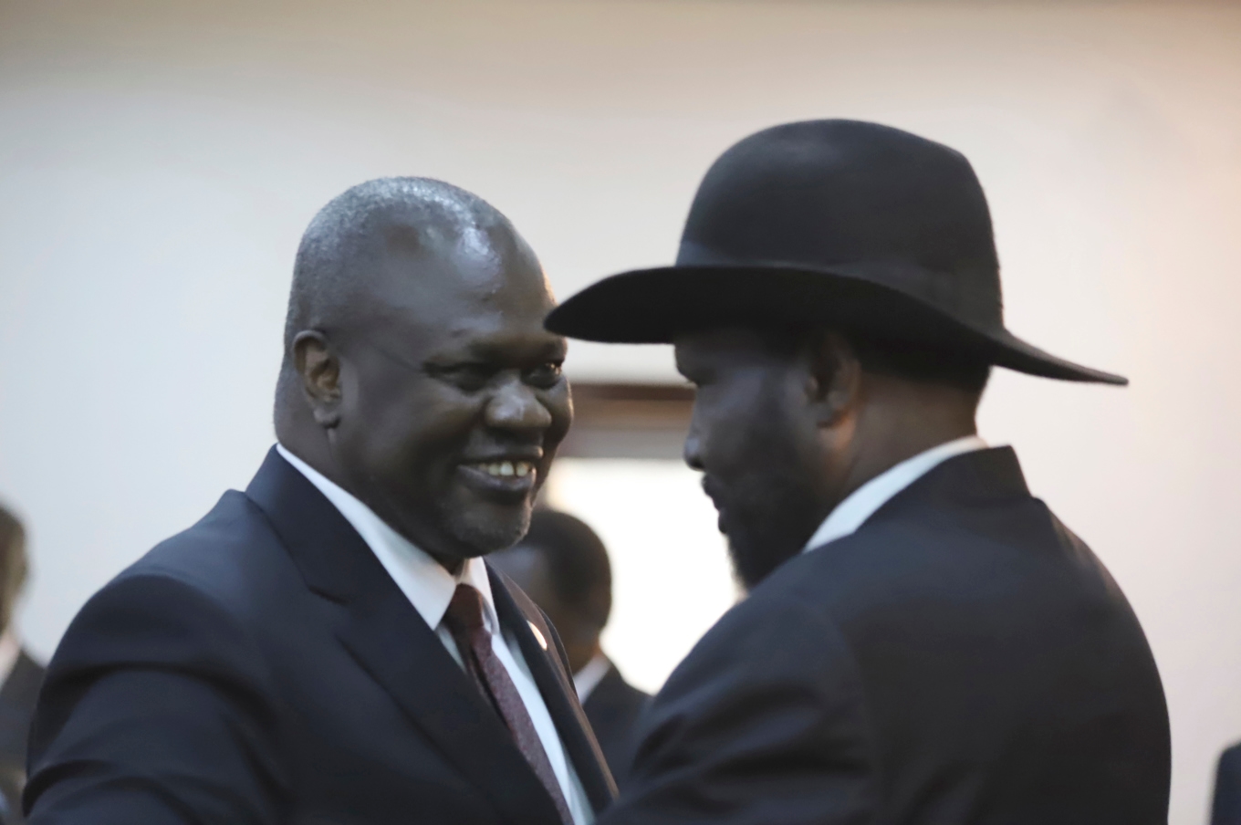 Sydsudans president Salva Kiir till höger, med rivalen och nu gripne vicepresidenten Riek Machar till vänster. Arkivbild. Foto: AP/TT