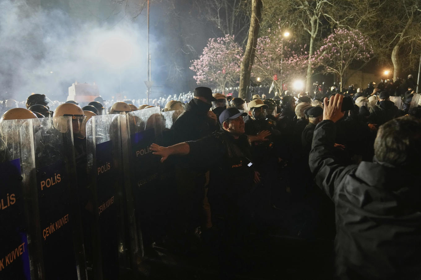 En polis försöker mana till lugn vid demonstrationerna i Istanbul. Bild från 26 mars. Foto: Khalil Hamra/AP/TT