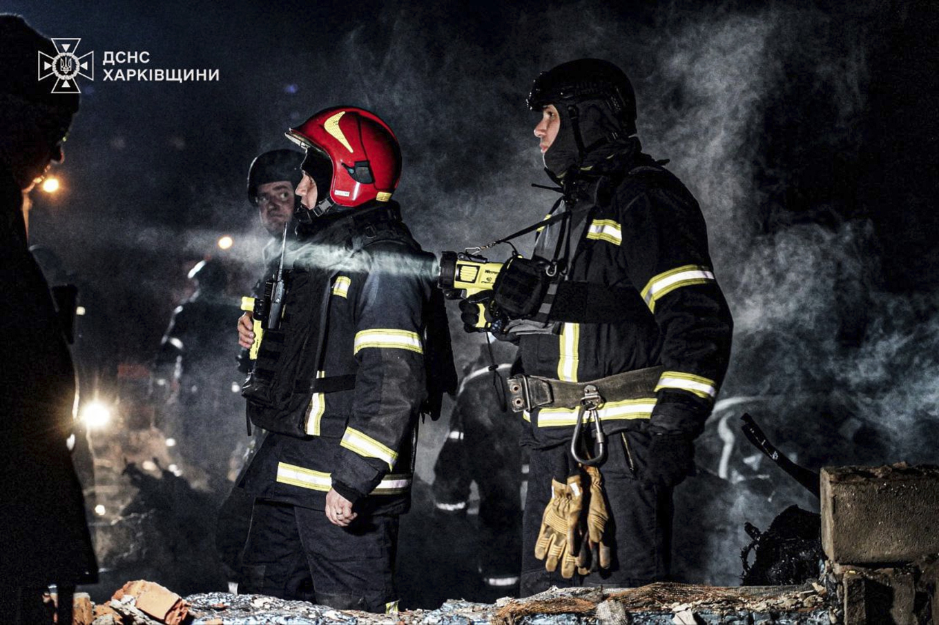 Oavsett hur det är med energivapenvilan pågår kriget i övrigt som vanligt. Här syns brandmän i Charkiv i Ukraina efter ryska drönarattacker i onsdags kväll. Foto: Ukrainas räddningstjänst/AP/TT
