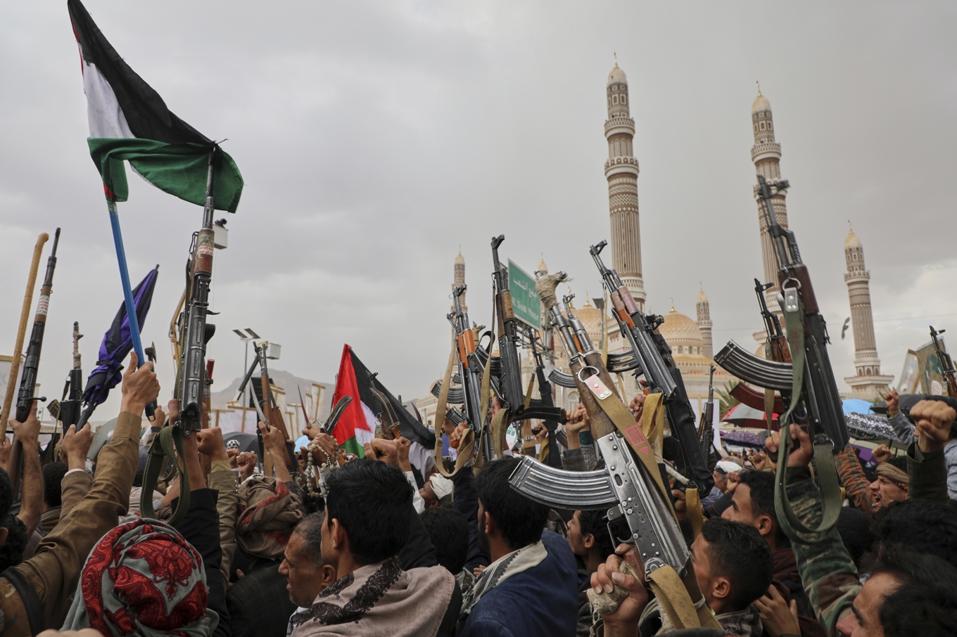 Huthirörelsen i en antiamerikansk och antiisraelisk demonstration på fredagen. Foto: Osamah Abdulrahman/AP/TT