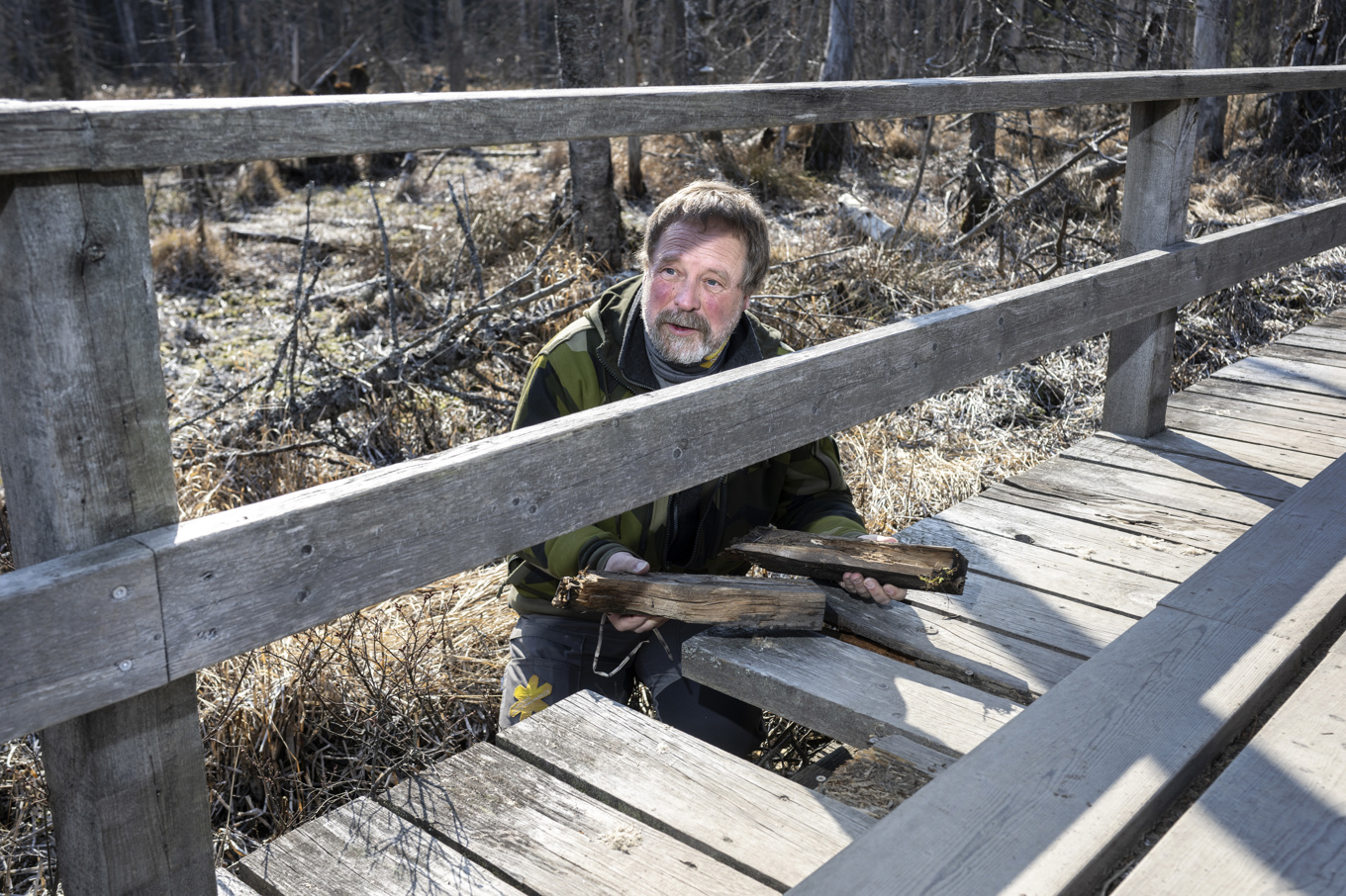 I somras brann det i Tyresta nationalpark, berättar vd:n Jonas Ekstrand. Men räddningstjänstens bil kunde inte åka ut eftersom bron inte kunnat restaureras på ett säkert sätt. De fick istället skicka ut drönare för att lokalisera branden. En ny bro skulle kosta runt 8 miljoner kronor, pengar som inte finns. Foto: Anders Wiklund/TT