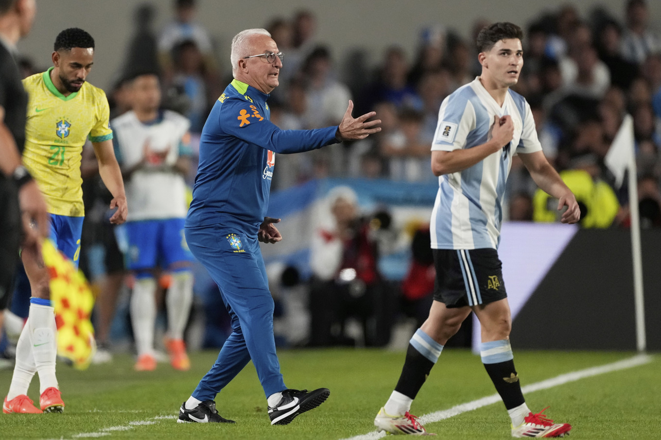 Dorival Júnior under, skulle det visa sig, under sin sista match som förbundskapten för Brasiliens fotbollsherrar. Foto: Gustavo Garello/AP/TT