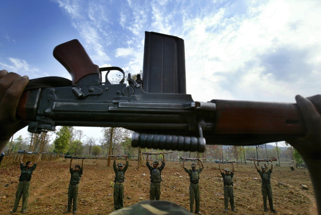Maoistiska rebeller, naxaliter, ligger sedan slutet av 1960-talet i konflikt med Indiens myndigheter. Den här bilden visar en grupp sådana rebeller i Chhattisgarh i april 2007. Foto: Mustafa Quraishi/AP/TT