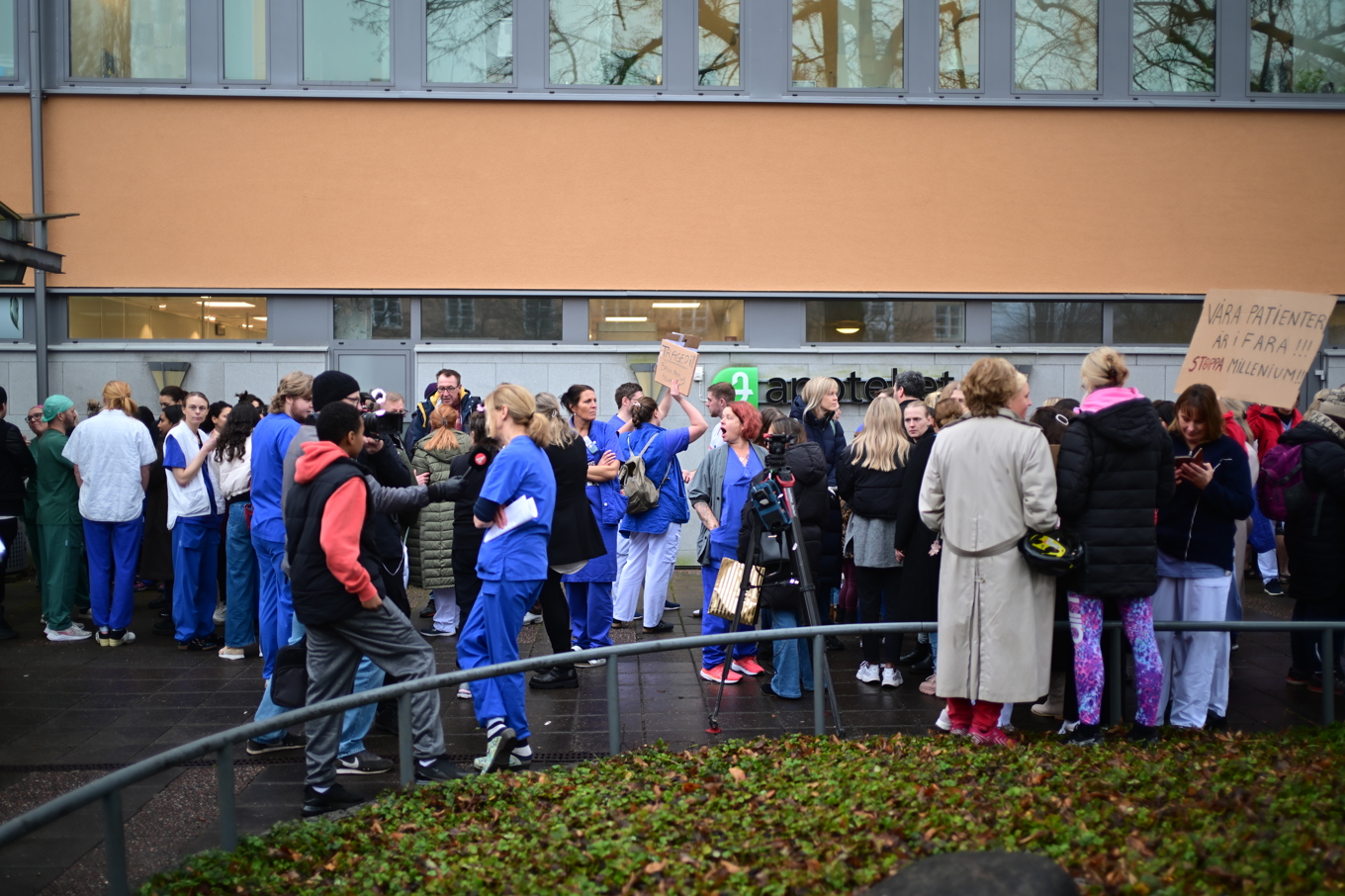 Kritiken var stor mot införandet av journalsystemet Millennium. Bild från en manifestation utanför sjukhuset i Borås i mitten av november. Arkivbild. Foto: Björn Larsson Rosvall/TT