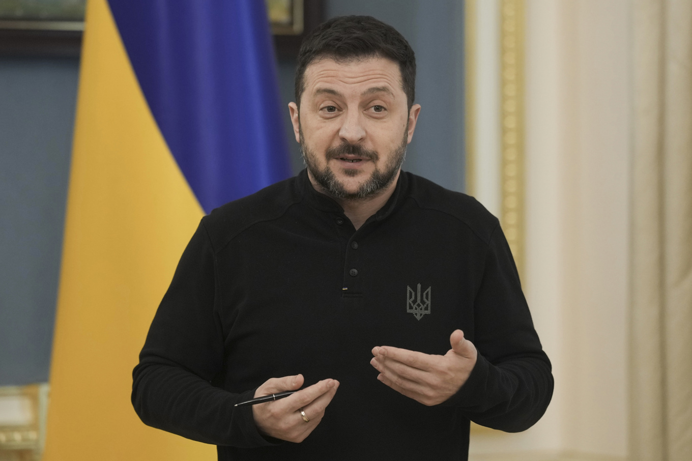 Ukrainas president Volodymyr Zelenskyj på ett pressmöte i Kiev i fredags. Foto: AP/TT