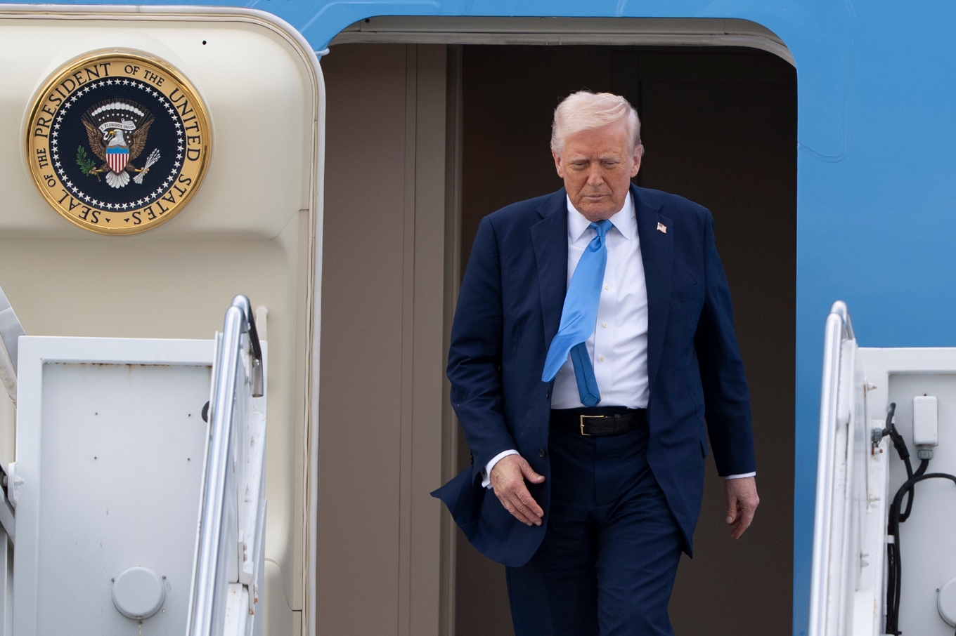 USA kommer att ta över Grönland, säger president Donald Trump igen. Foto: Manuel Balce Ceneta/AP/TT