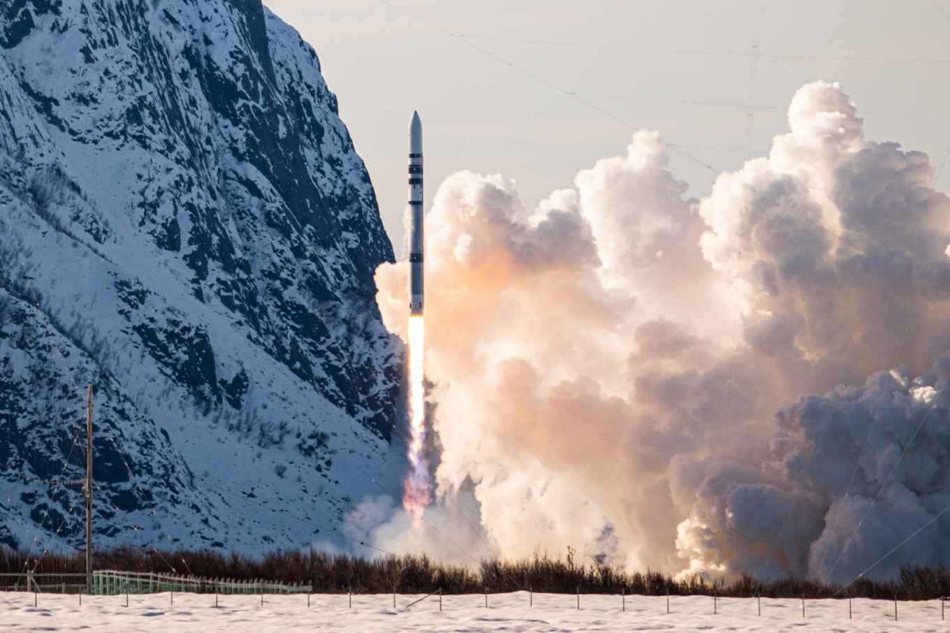 Raketen Spectrum lyfter från Andøya i norra Norge. Mindre än en halv minut senare störtade den ned i havet. Foto: Isar Aerospace/NTB/TT
