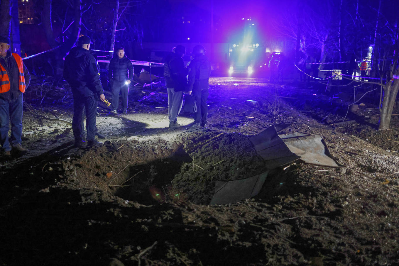 En krater i ett bostadsområde i Charkiv efter attackerna under natten till söndag. Foto: Yevhen Titov/AP/TT