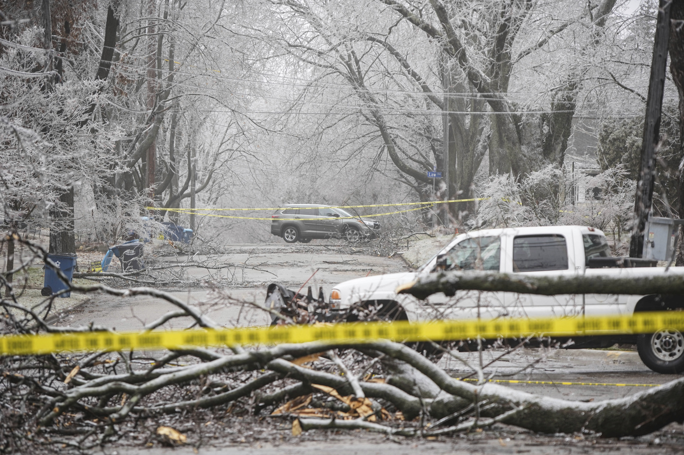 Avspärrningar efter nedfallna träd under en tidigare, liknande, isstorm i Michigan. Arkivbild. Foto: Rodney Coleman-Robinson/AP/TT