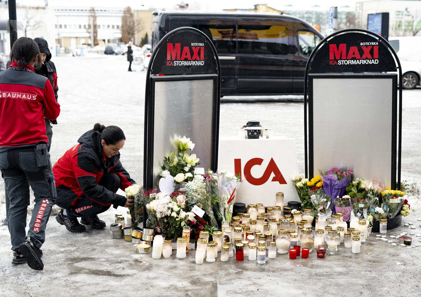 Blommor framför butiken efter dådet. Arkivbild. Foto: Pontus Lundahl/TT