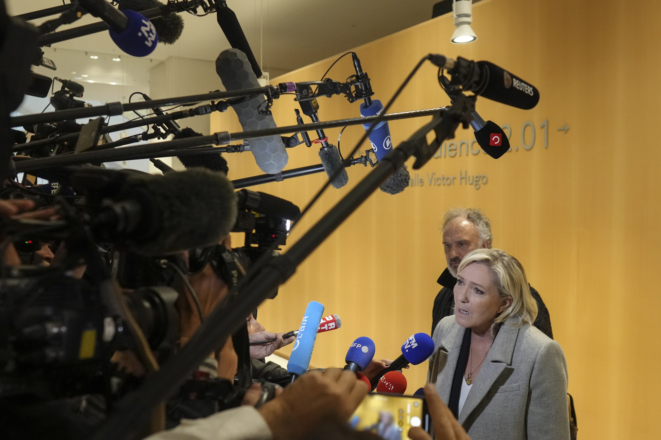 Marine Le Pen på väg in till rättegångsstarten i Paris i september i fjol. Nu inväntar hon sin dom. Arkivfoto. Foto: Thibault Camus/AP/TT